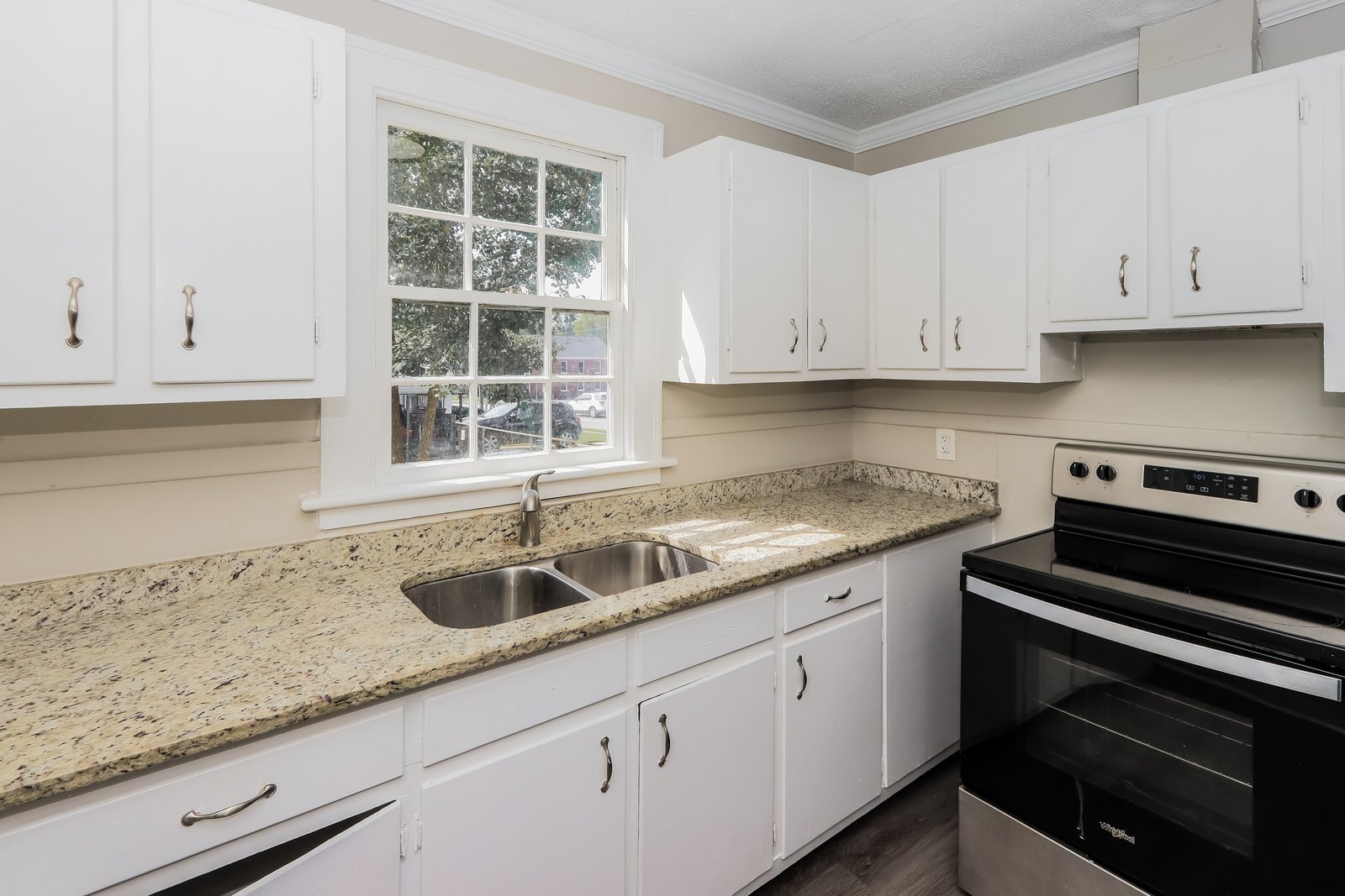 Building Photo - 1580 Burton Ave