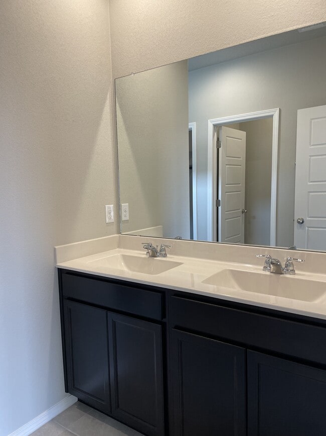 Building Photo - 4868 Longs Peak Rd NE