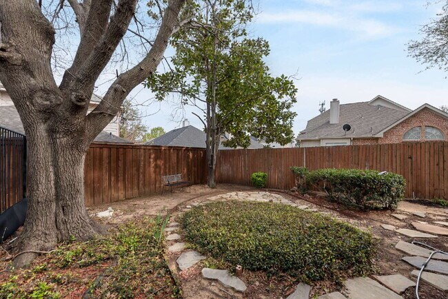 Building Photo - Garden haven 3 bed 2 bath home in H-E-B school district