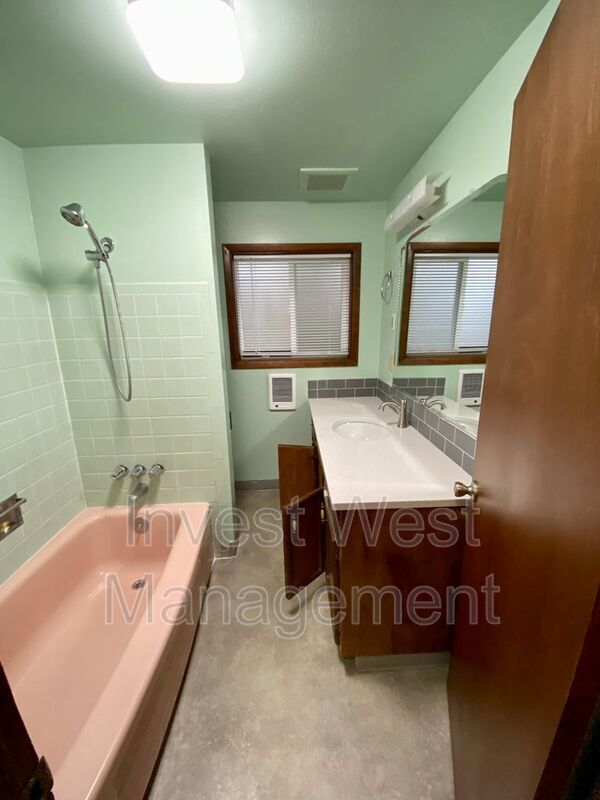 Building Photo - 1300 NE 88th St