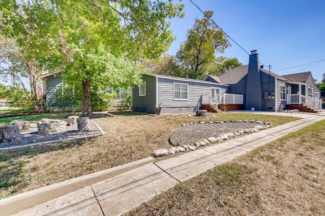 Building Photo - Location, Location, Location! Updated one story home with charm and modern conveniences