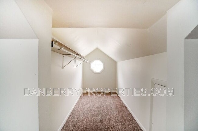 Building Photo - 915 Independence Rd