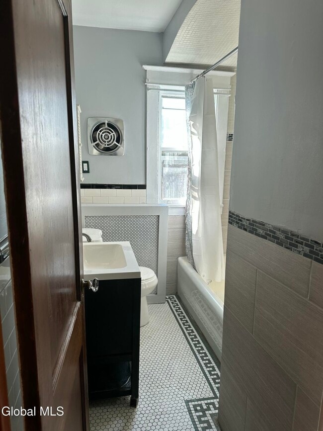 Building Photo - 65 Ten Eyck Ave