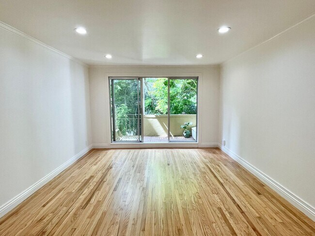 Building Photo - Prime Nob Hill Remodeled Condo, Private Balcony, Parking, Pet ok – PROGRESSIVE