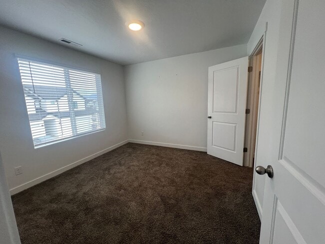 Building Photo - Charming Townhome in Provo, UT