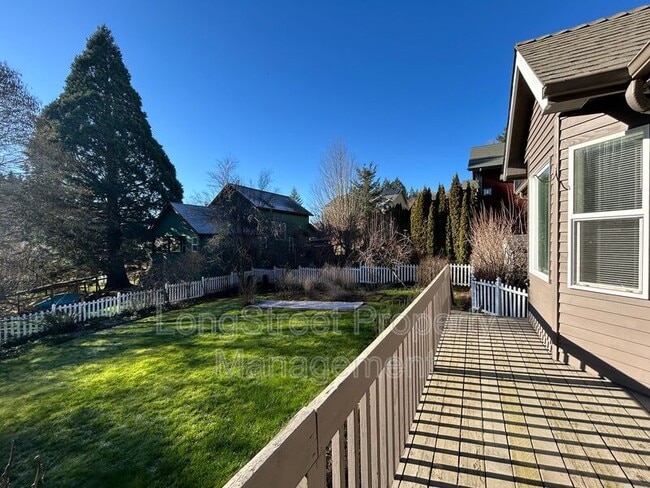 Building Photo - 852 Marilyn Dr