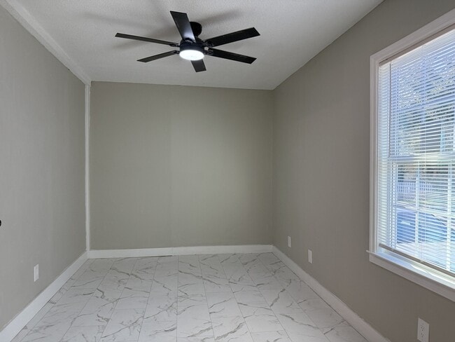 Building Photo - 728 W 39th St