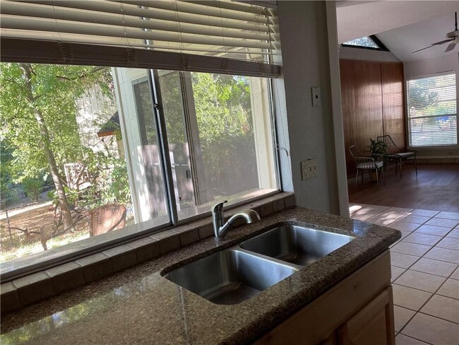 Building Photo - 1602 Southgate Cir