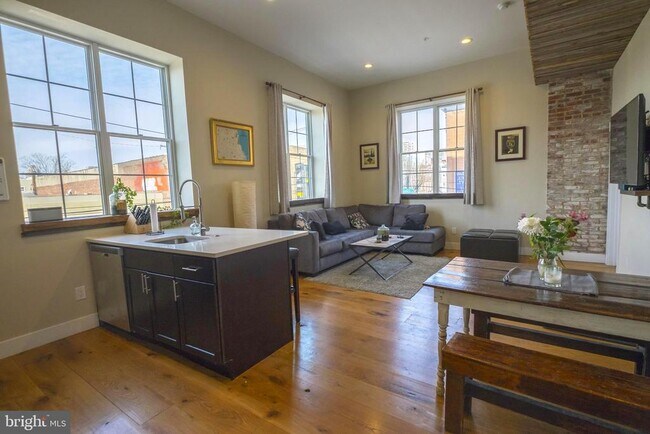 Building Photo - 705 S 5th St