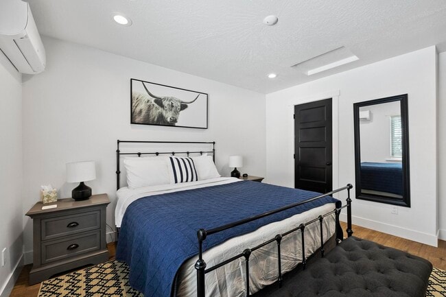 Building Photo - 828 6th St