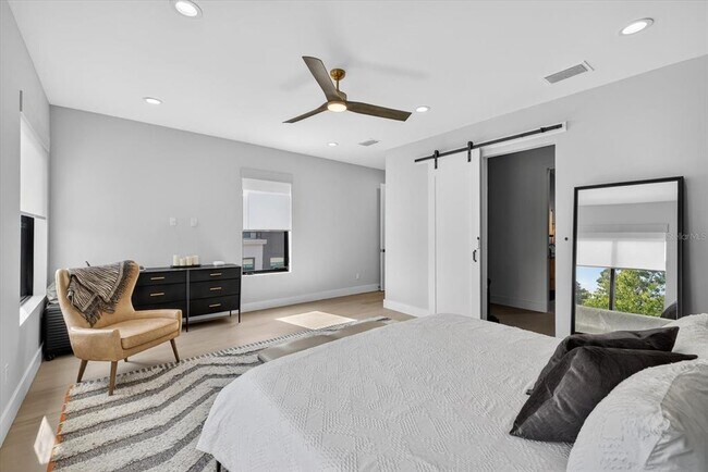 Building Photo - 423 W Amelia Ave