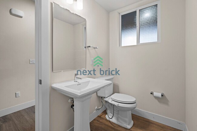 Building Photo - 5 BED & 2.5 BATH SINGLE FAMILY HOUSE FOR RENT