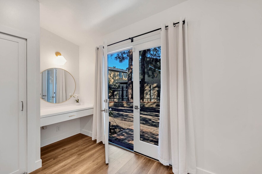 Primary w/entry to backyard - 5338 Campo Rd