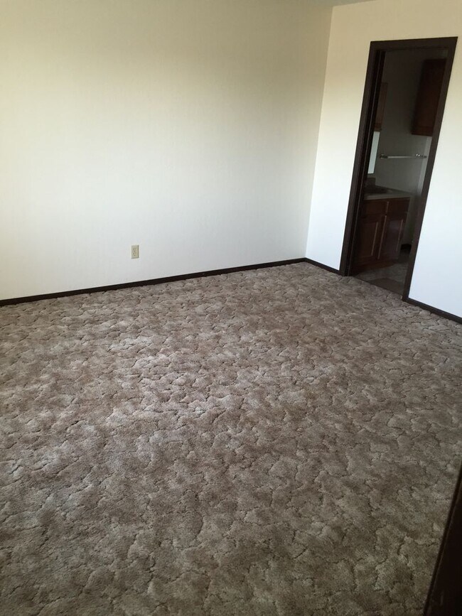 Building Photo - Three Bedroom 1.5 Bathroom