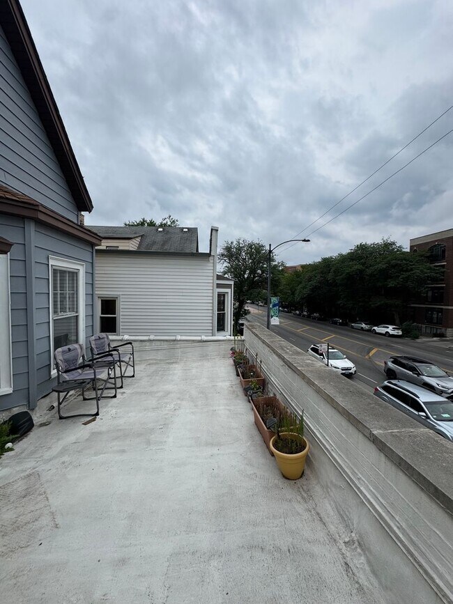 Building Photo - 5017 N Western Ave