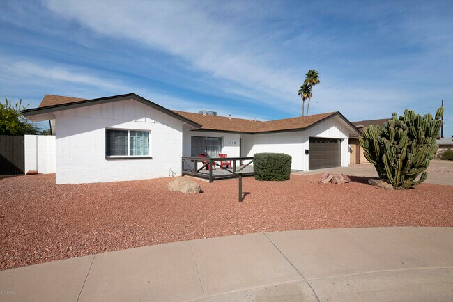 Building Photo - 8718 E Weldon Ave