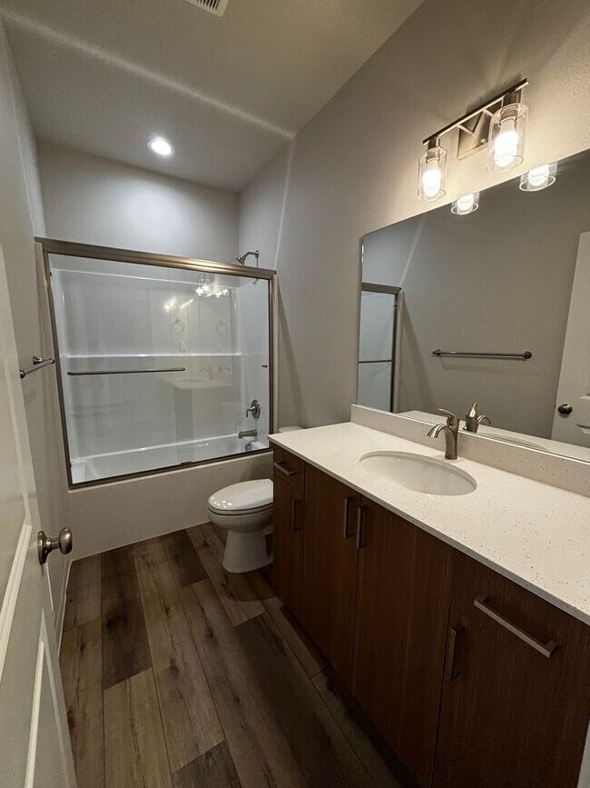 Building Photo - Newer Townhome in Quiet Neighborhood!