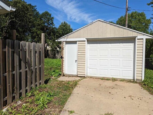 Building Photo - 4322 Doncaster Dr