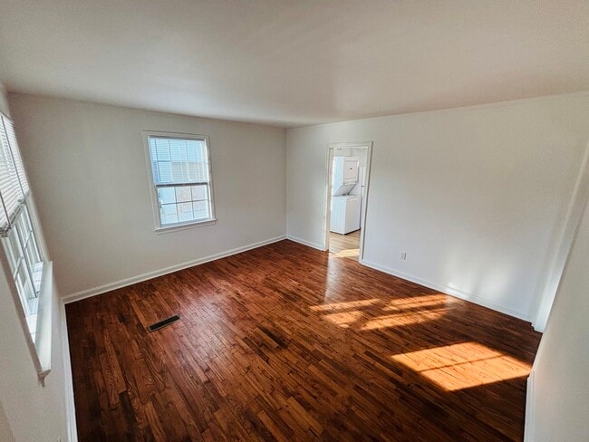 Building Photo - 1312 E 60th St