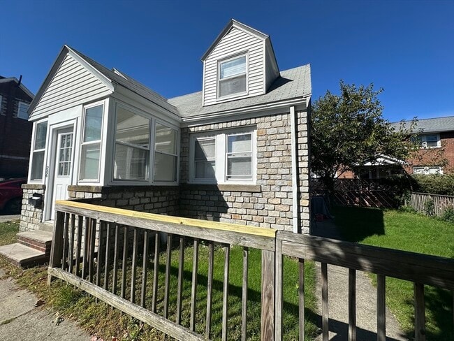 Building Photo - 206 Adams St