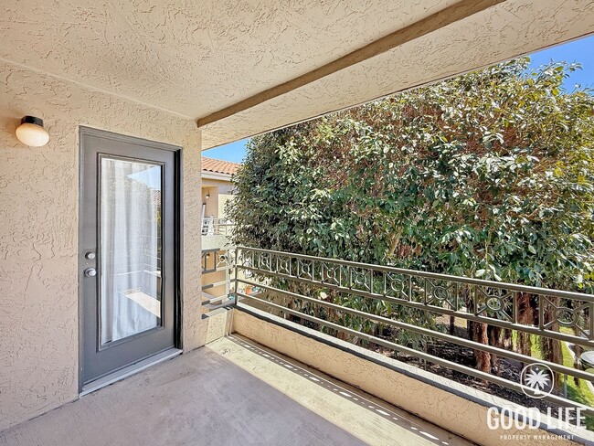 Building Photo - Modern Second-Story 2B/2BA in the Heart of San Diego with Resort-Style Amenities.