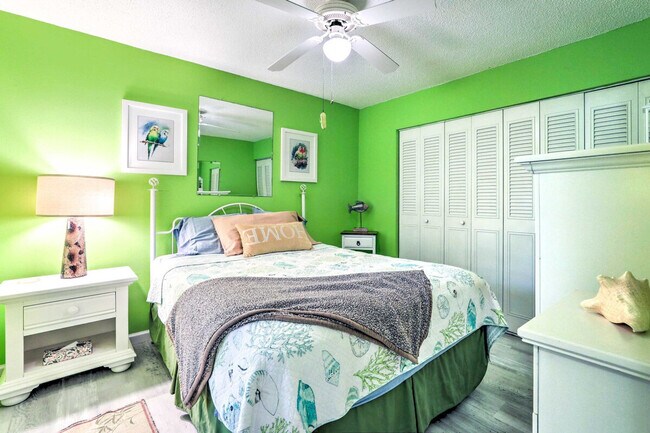 Building Photo - 572 Bellaire Dr