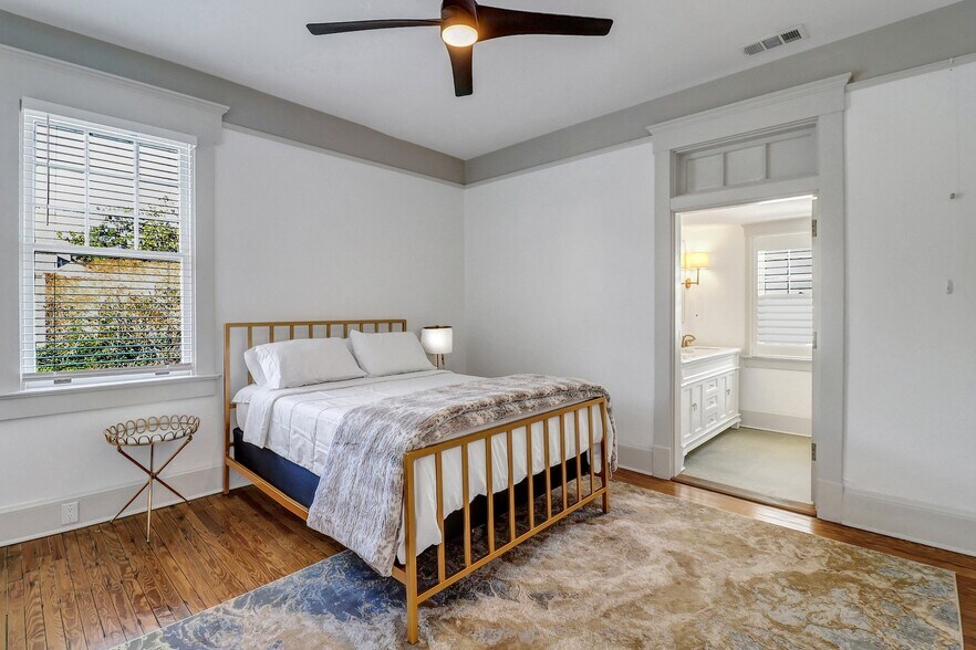 Building Photo - 602 E Victory Dr