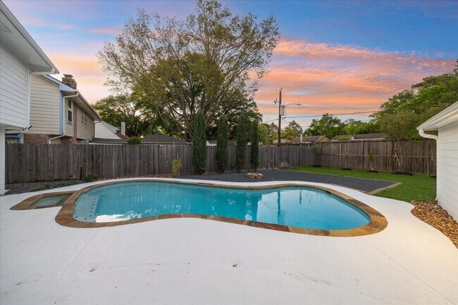 Building Photo - 4810 Bayou Vista Dr
