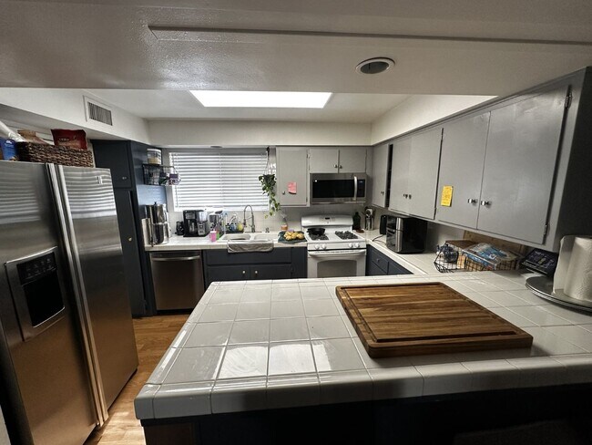 Building Photo - Beautiful Condo close to Memorial and Garces HS