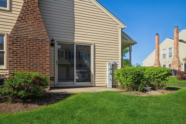 Building Photo - 2628 College Hill Cir