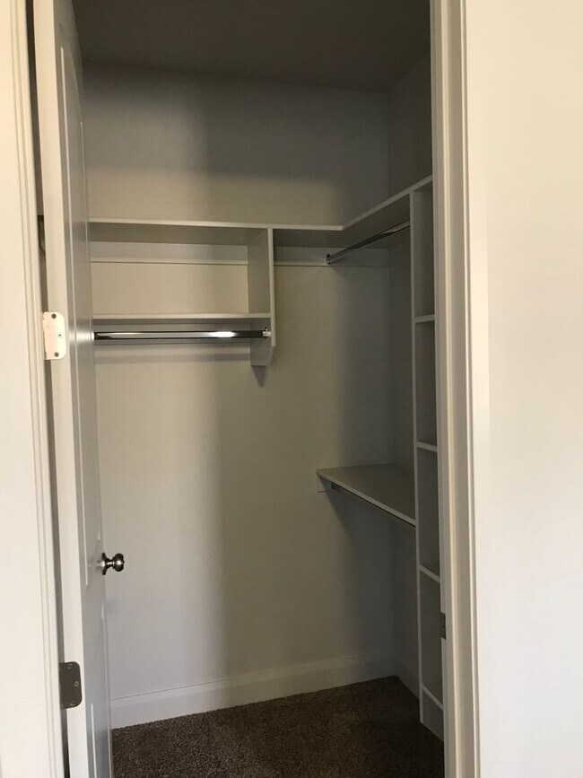 Building Photo - Beautiful like new home, 3 bedroom and 3 b...