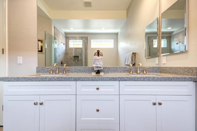 Building Photo - 67424 Zuni Ct