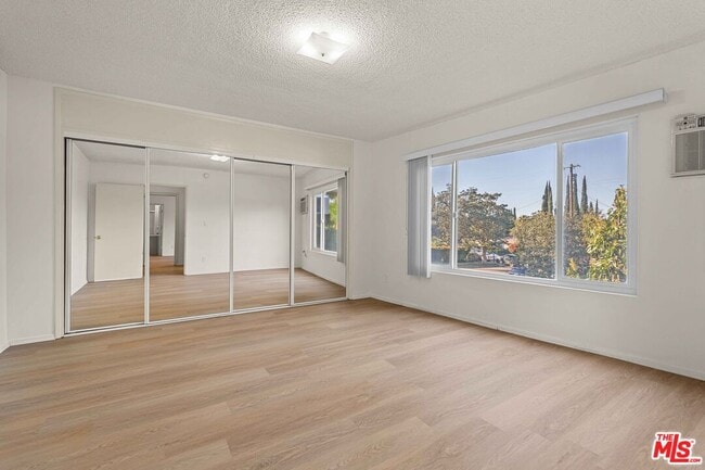 Building Photo - 15540 Moorpark St