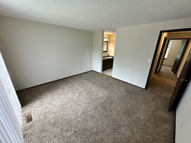 Building Photo - Beautiful well Maintained Duplex for rent