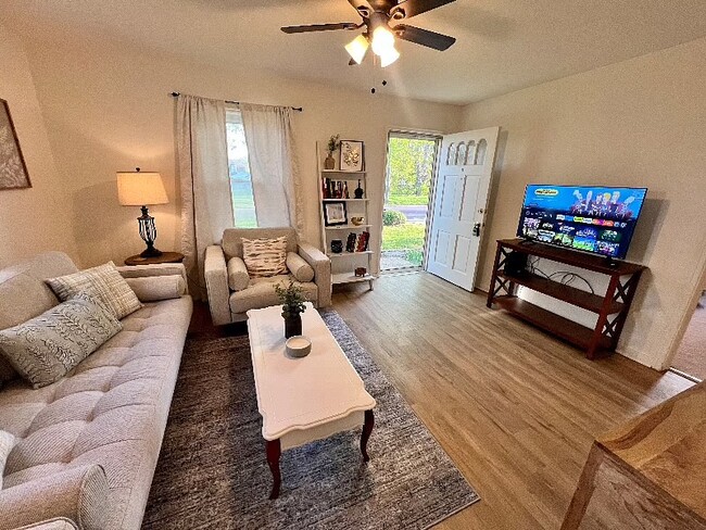 Building Photo - 913 E Gift Ave