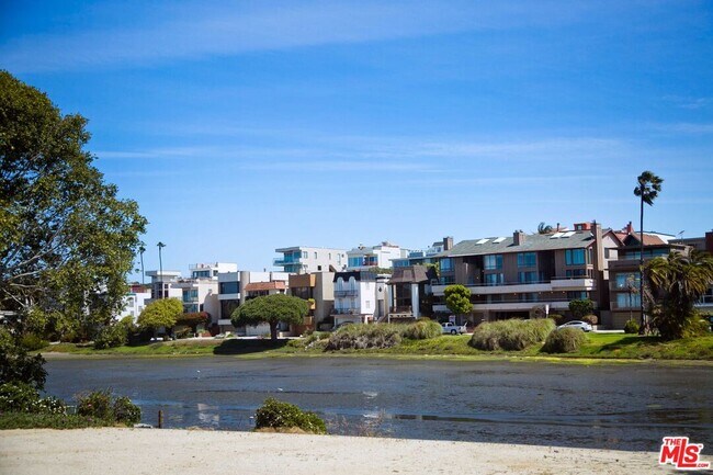 Building Photo - 122 Montreal St