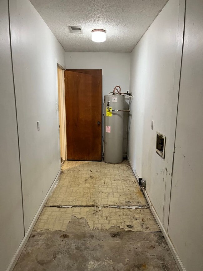 Building Photo - 3 Bedroom 2 Bathroom House in Genoa School District!