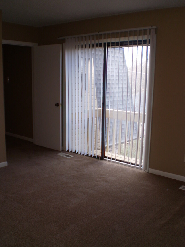 Building Photo - NICE--2 Bedroom 1.5 Bath Townhouse WEST of...