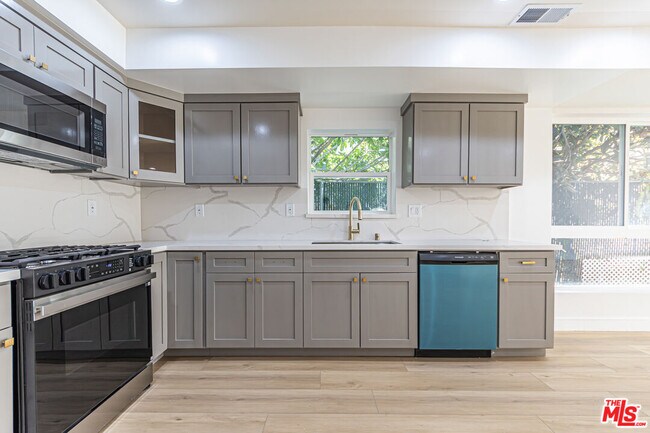 Building Photo - 5438 Romaine St