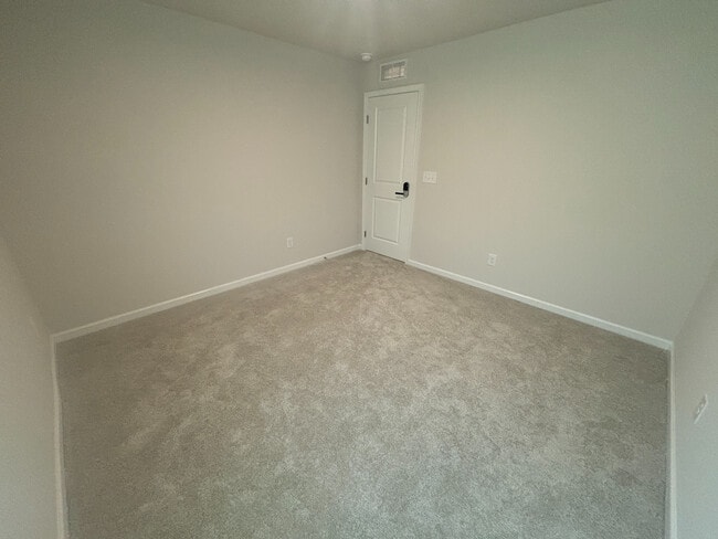 Building Photo - Room in House on Glacis Ct