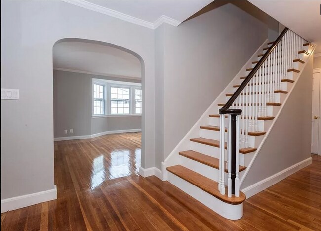 Building Photo - 3 Bed Home with a Yard and Garage! Available for July!