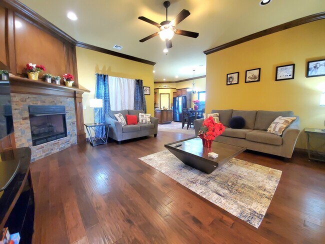 Building Photo - 605 SW 149th Pl