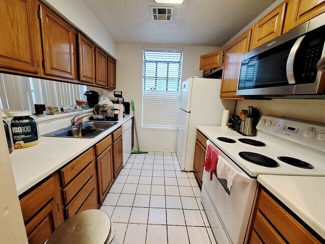 Building Photo - 2409 Leon St