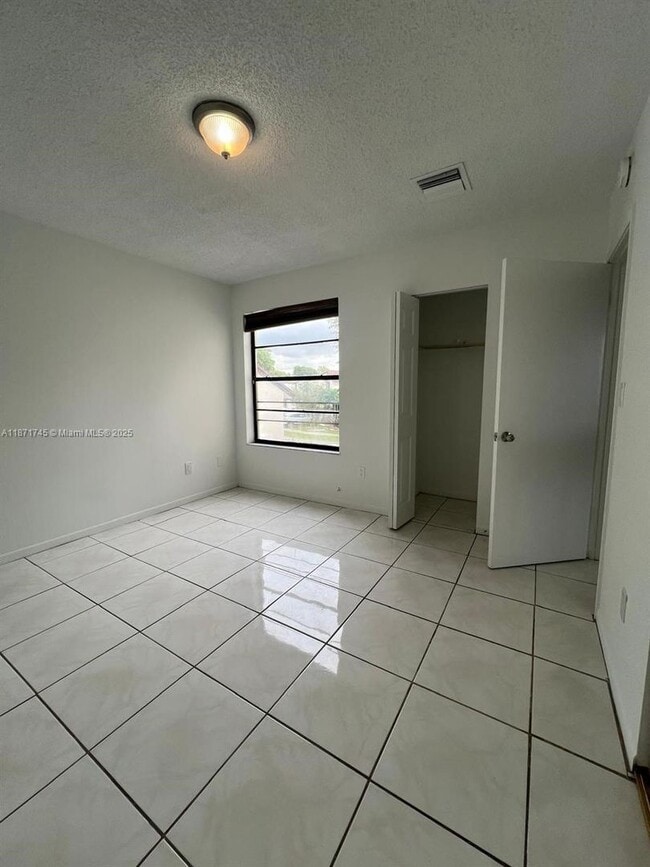 Building Photo - 526 NW 99th Ct
