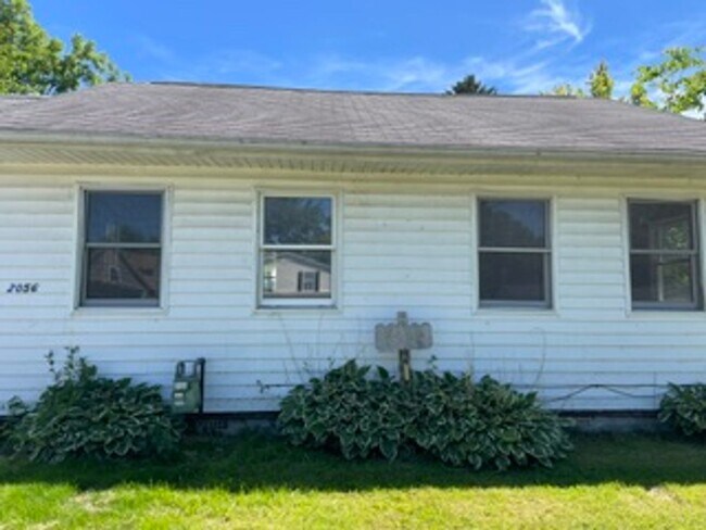 Building Photo - 2 Bed- 1 Bath - Single Family Home