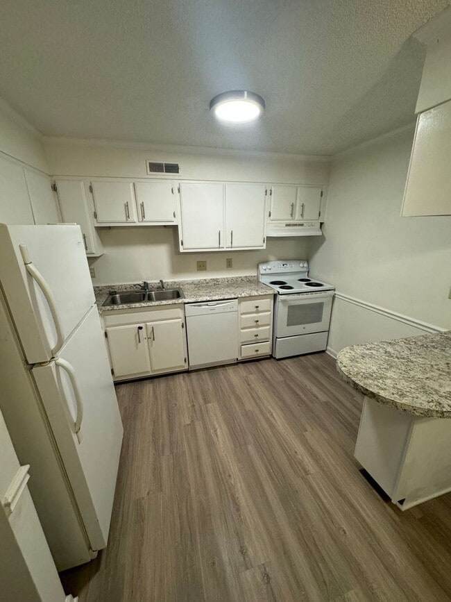 Building Photo - Completely Remodeled 2-Bedroom, 1.5 Bathroom Condo ***RENT SPECIAL: TWO MONTHS FREE RENT***