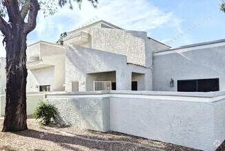 Building Photo - COMING SOON! 3 BEDROOM 3 BATH END UNIT TOW...
