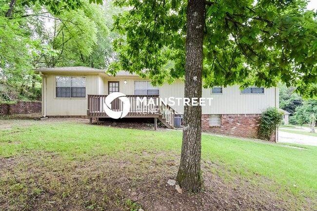 Building Photo - 3 Bedroom Pet-Friendly Home in Center Poin...