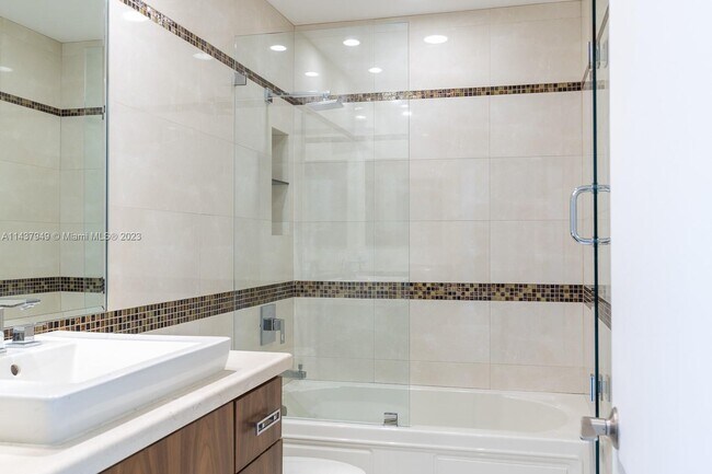 Building Photo - 76 Isle of Venice Dr