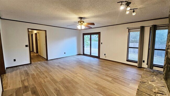 Building Photo - 211 Redbud St